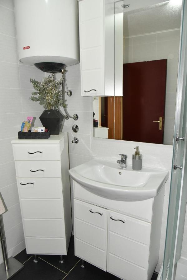 Apartment Bobic Licko Petrovo Selo 외부 사진